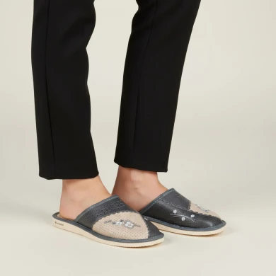 Kapcie damskie z kwiatowym zdobieniem Naturfeet PKC5GR beżowo-szare - zdjecie 2