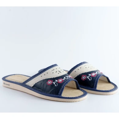 Kapcie damskie z haftem kwiatowym Naturfeet PKO5BL granatowo-kremowe - zdjecie 2