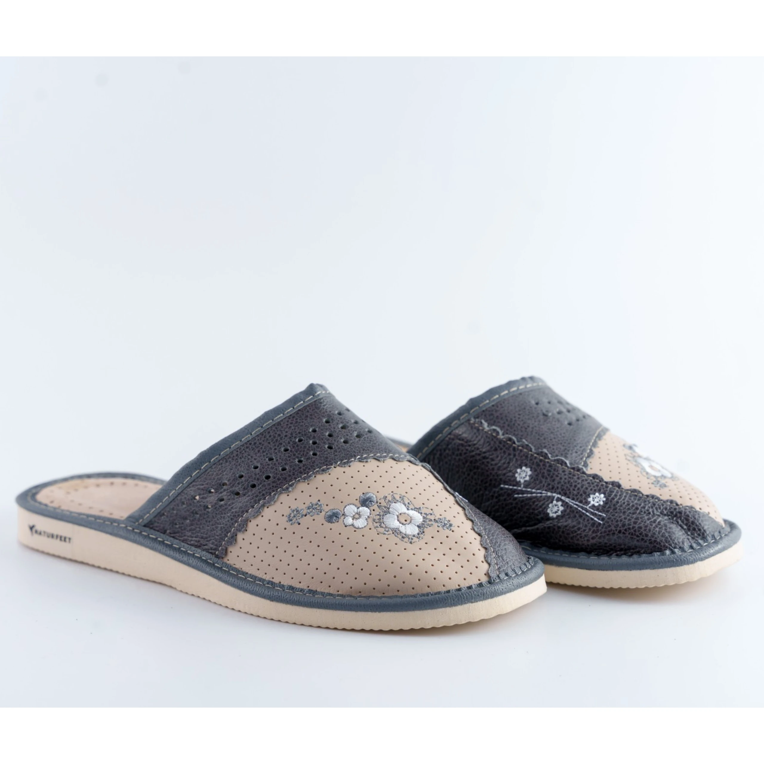 Kapcie damskie z kwiatowym zdobieniem Naturfeet PKC5GR beżowo-szare - zdjecie 3