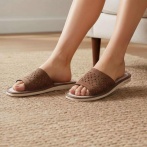 Kapcie damskie z ażurowym wzorem Naturfeet PKO8BR brązowe - zdjecie 5
