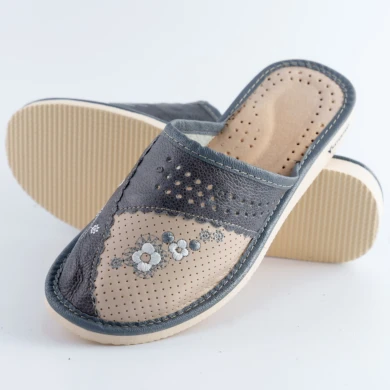 Kapcie damskie z kwiatowym zdobieniem Naturfeet PKC5GR beżowo-szare