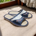 Kapcie damskie z haftem kwiatowym Naturfeet PKO5BL granatowo-kremowe - zdjecie 4