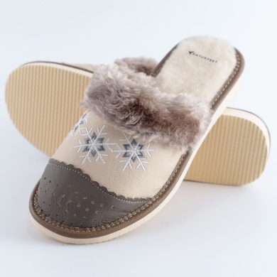 Kapcie damskie z haftem Naturfeet PKW5BE beżowe