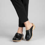 Chodaki damskie na drewnianym obcasie Naturfeet DKC2BL czarne - zdjecie 2