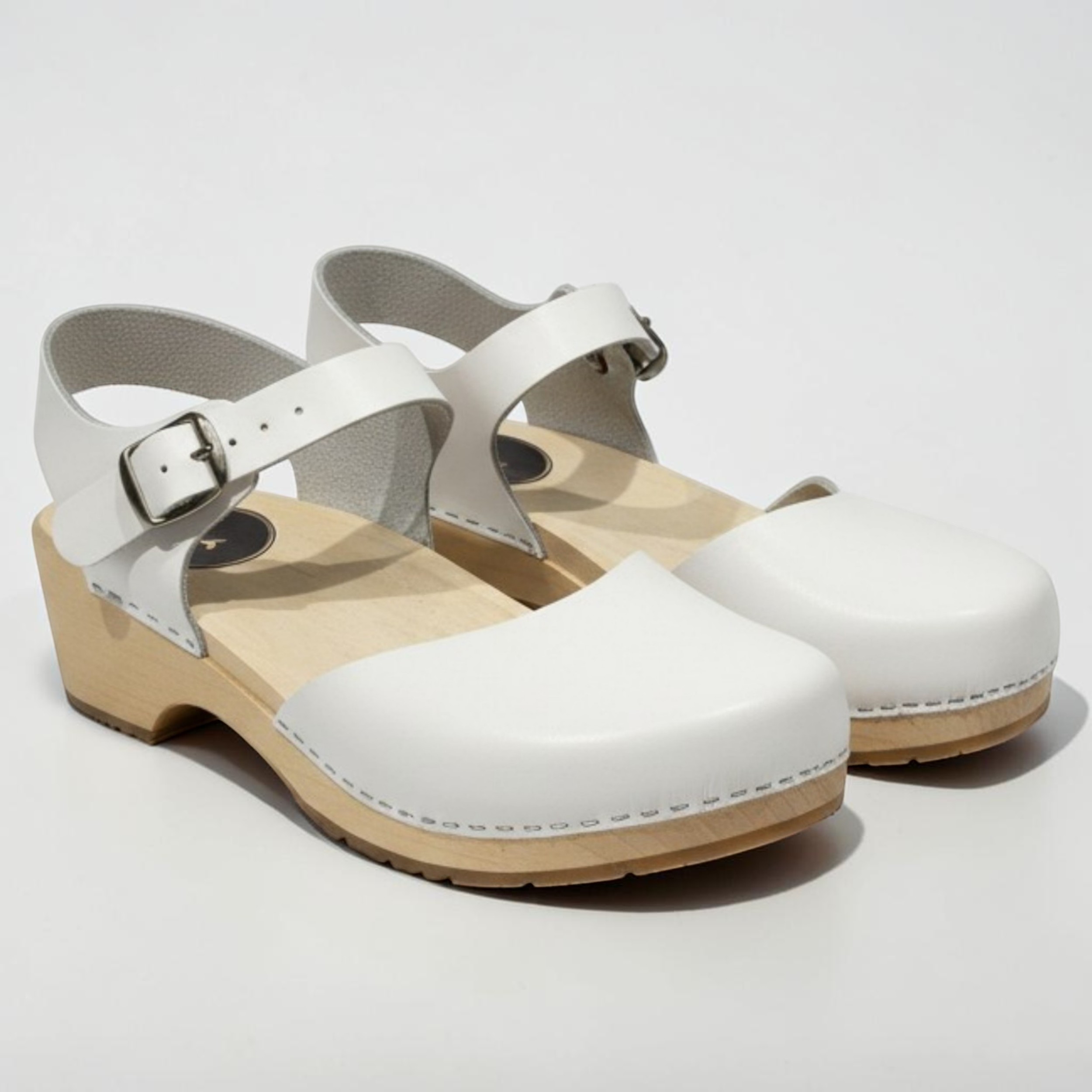 Sandały chodaki skórzane białe na drewnie olchowym klapki Naturfeet SK2WH