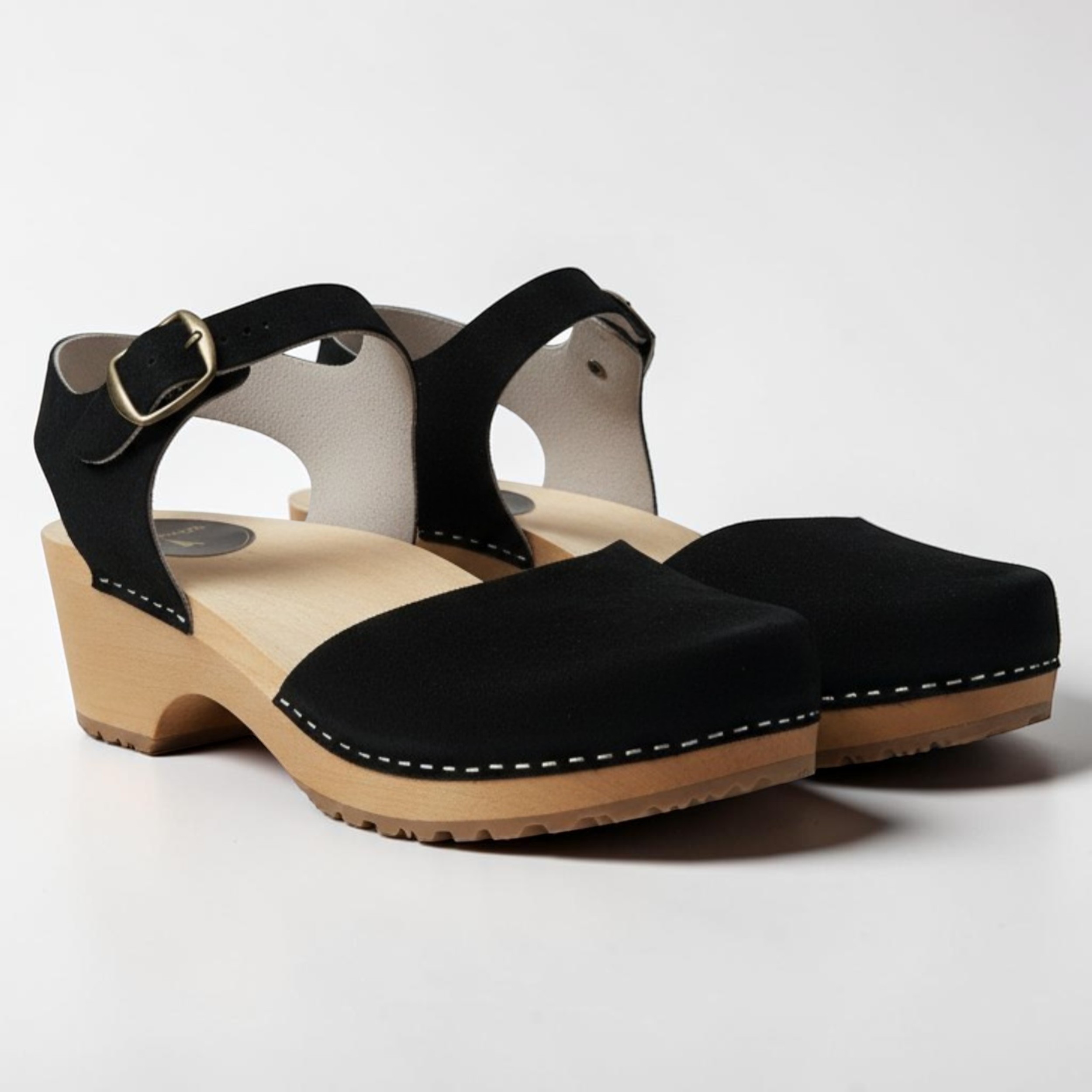 Sandały chodaki ze skóry zamszowej czarne na drewnie olchowym klapki Naturfeet SK8BL