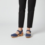 Sandały chodaki ze skóry zamszowej niebieskie matowe na drewnie olchowym klapki Naturfeet SK8BU - zdjecie 2