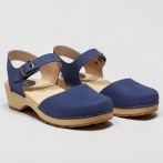 Sandały chodaki ze skóry zamszowej niebieskie matowe na drewnie olchowym klapki Naturfeet SK8BU