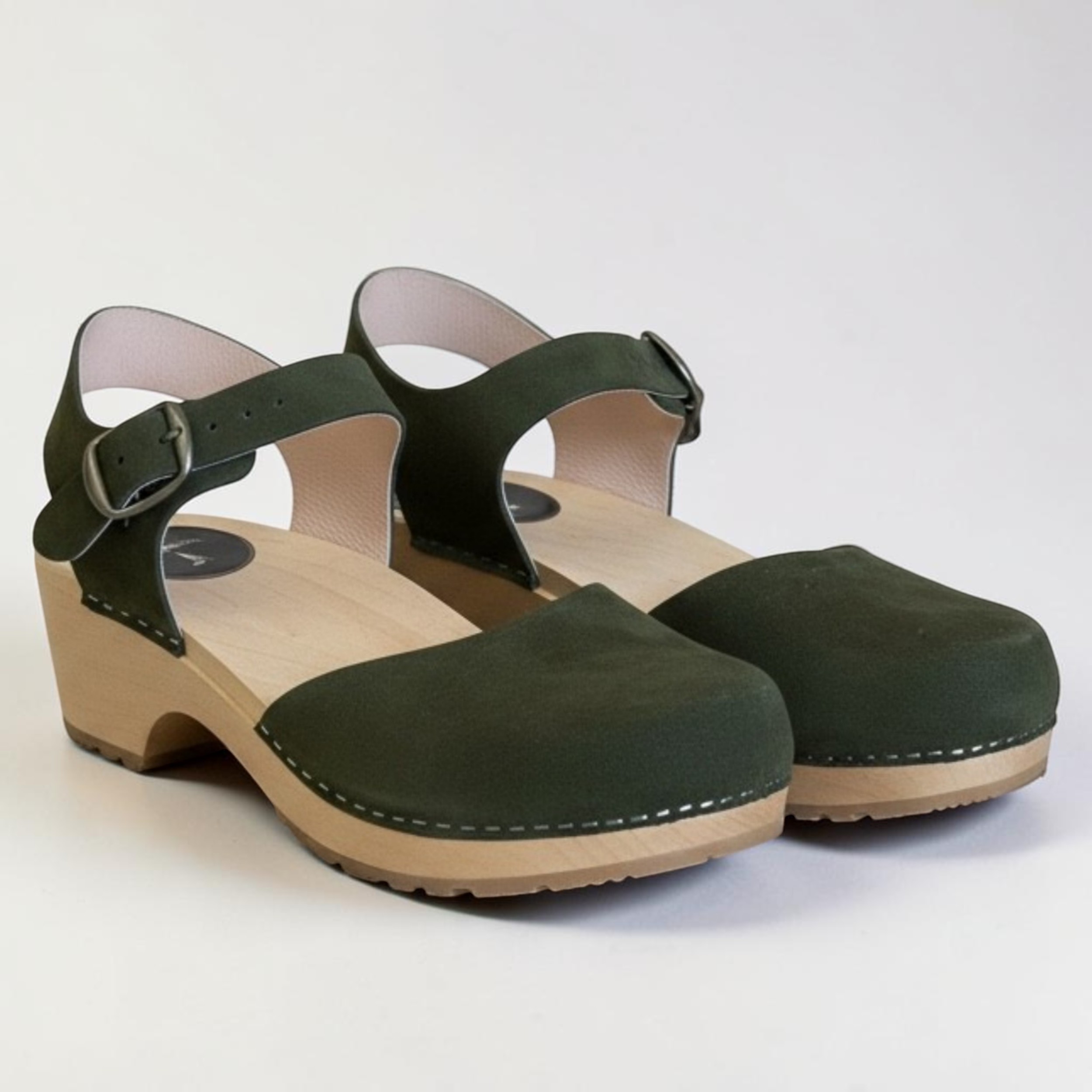 Sandały chodaki ze skóry zamszowej zielone na drewnie olchowym klapki Naturfeet SK8GR